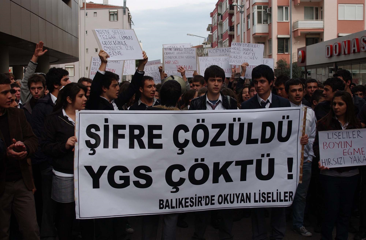 Balıkesir\'de Liselilerden YGS Protestosu