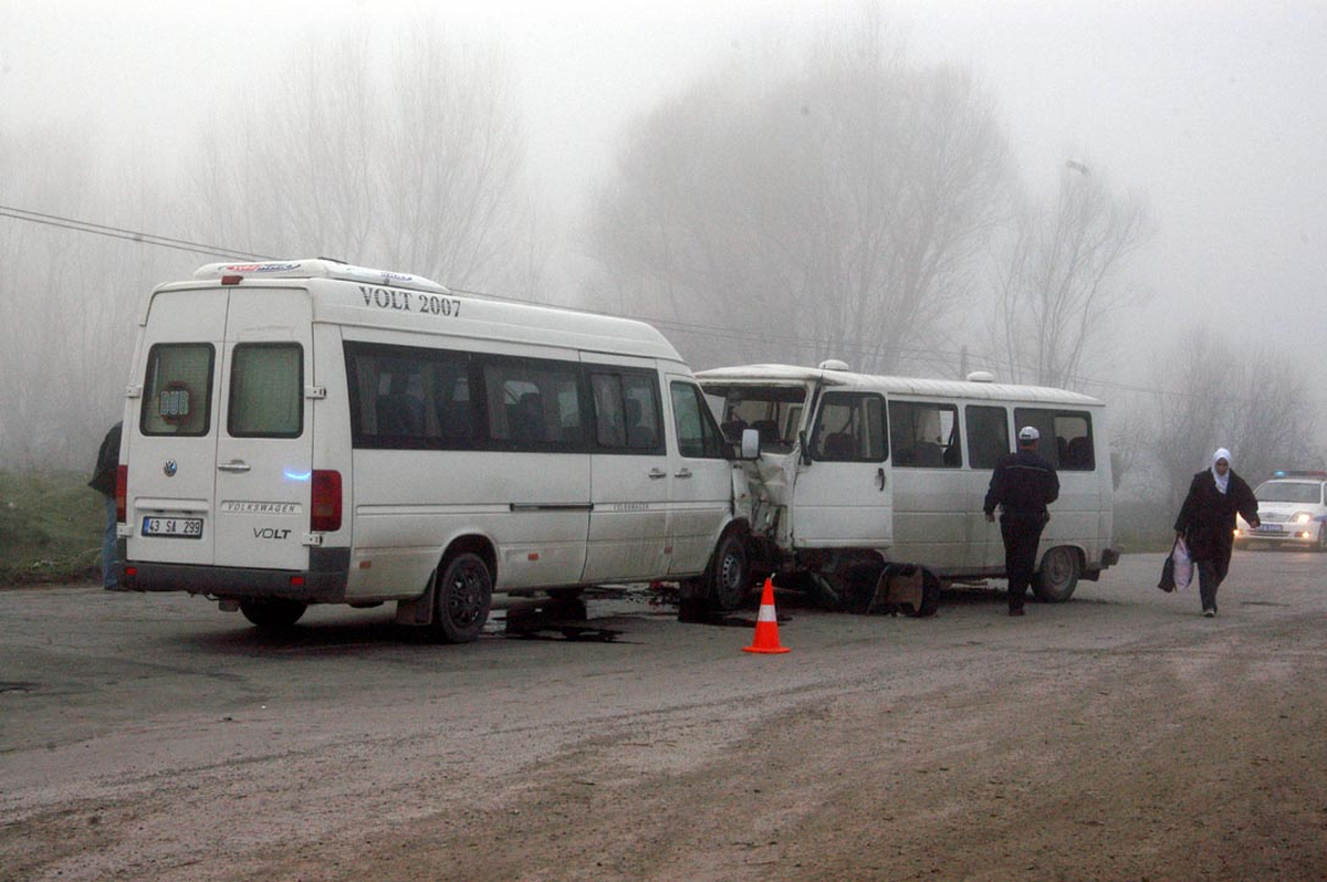 Minibüs, Minibüsle Çarpıştı, 19 Yaralı