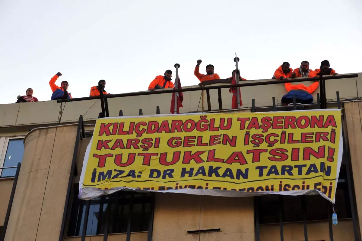 Pankartlı Eyleme Çiçekli Uzaklaştırma