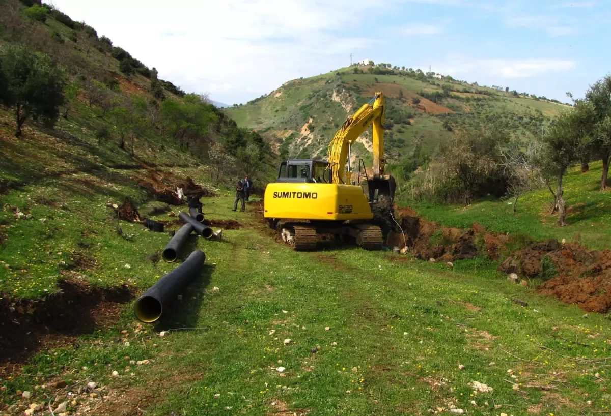 Sümbüllü Deresine Kanal Döşeniyor