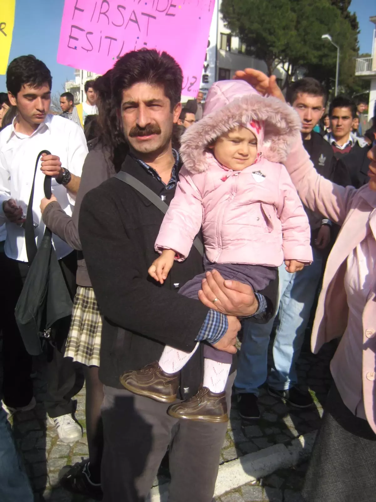 Ygs\'ye Lazımlık ve Çocuk Beziyle Protesto