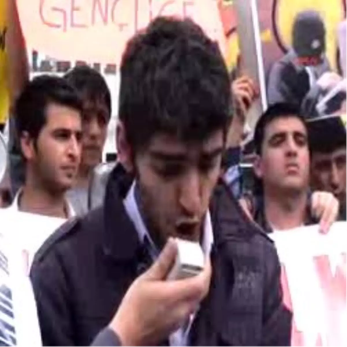 Facebook\'ta Örgütlenip Protesto Ettiler