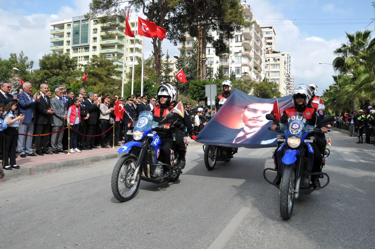 Adana\'da Renkli Polis Bayramı