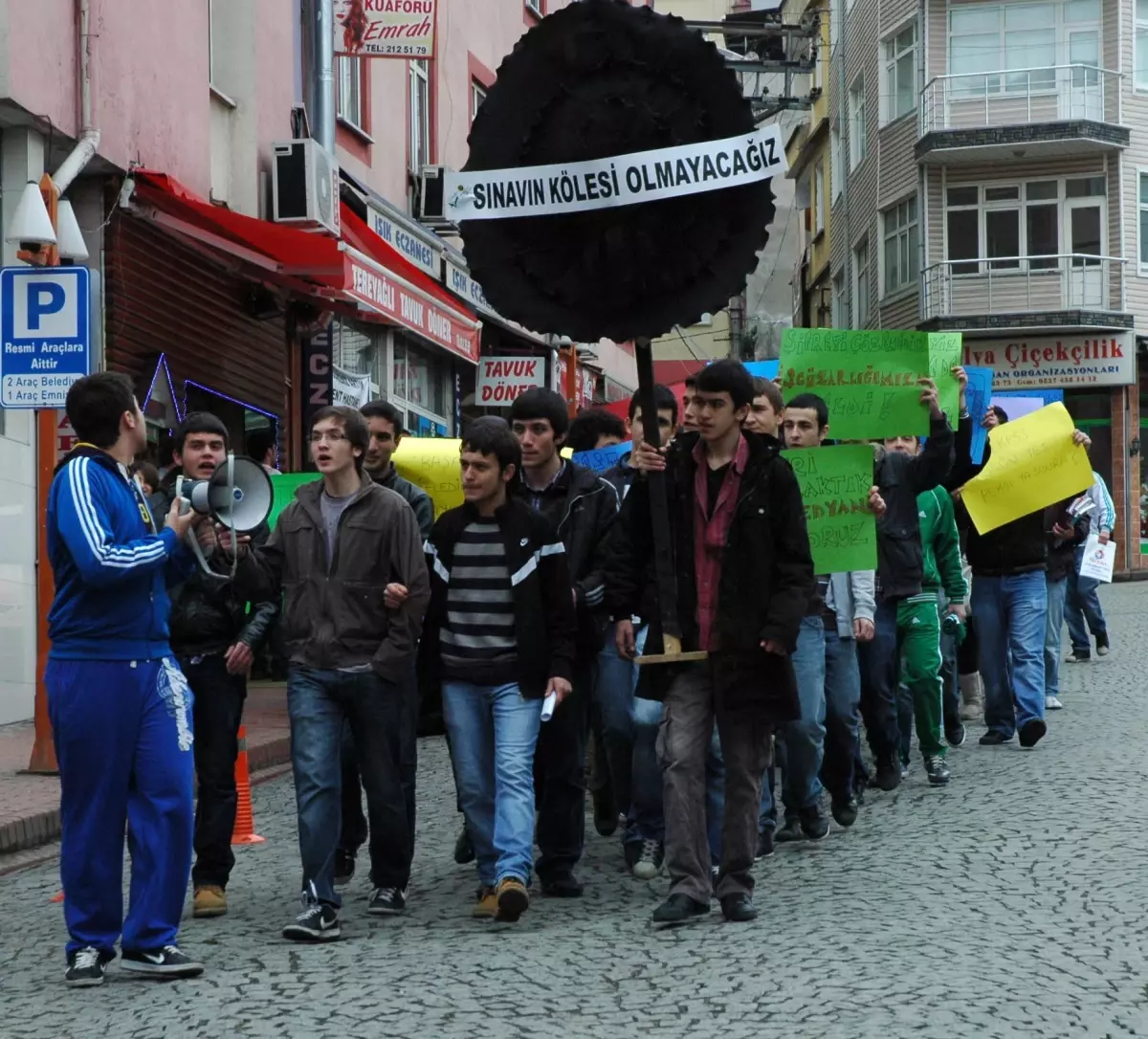 Liseli Öğrencilerden YGS Protestosu