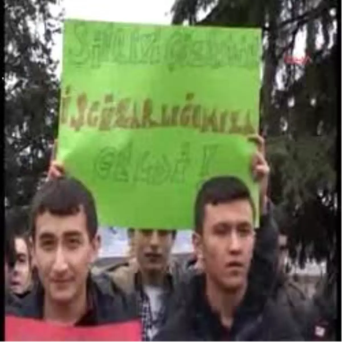 Liseli Öğrencilerden Atatürk Anıtına Siyah Çelenk