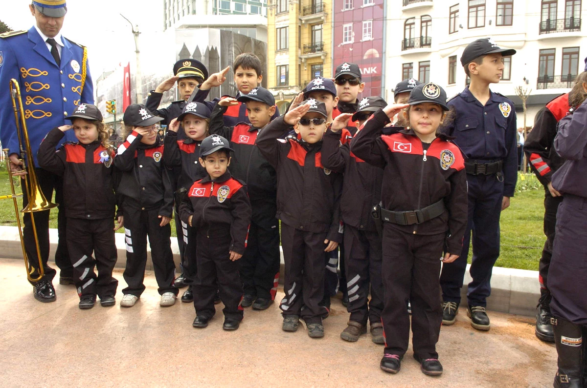 Taksim\'de Polislerden Renkli Görüntüler