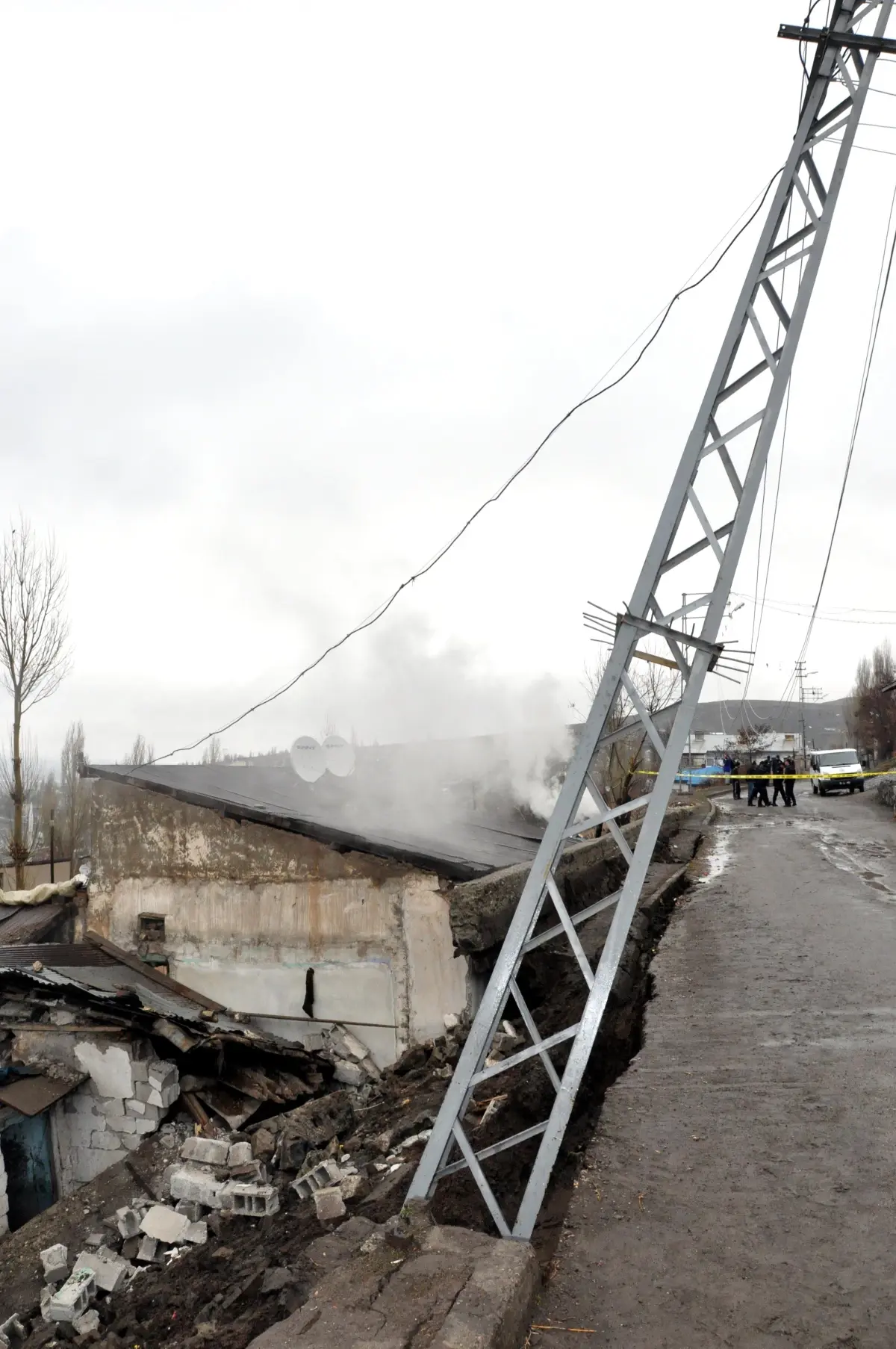 Yolun İstinat Duvarı Evin Üzerine Çöktü