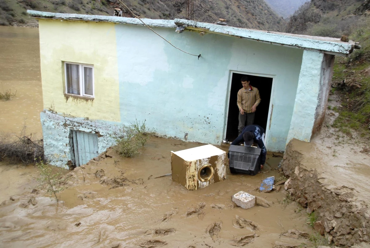Baraj Kapakları Açıldı, Tahliye Edilen 40 Ev Su Altında