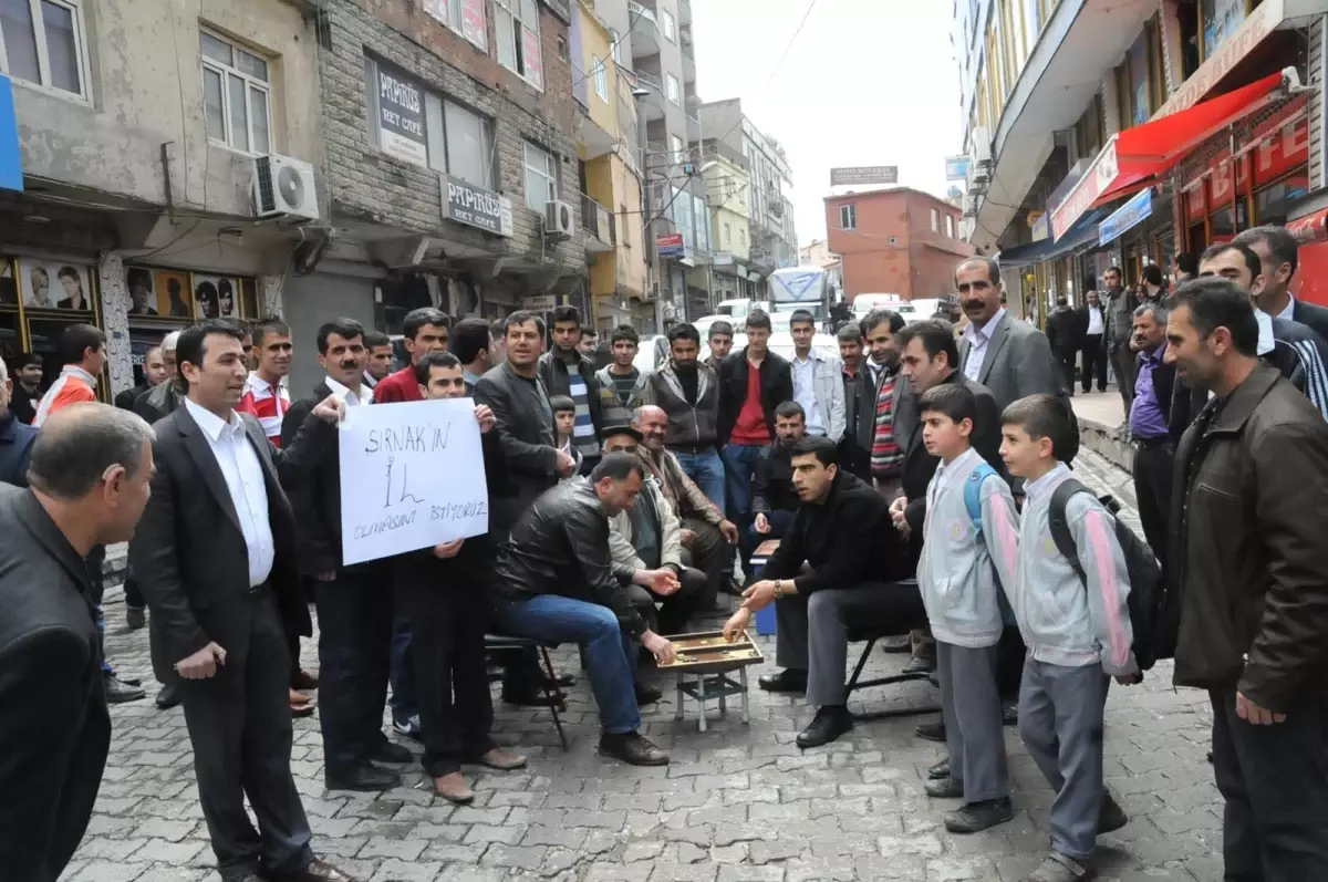 Elektrik Kesintilerine Kızdılar, Yol Ortasında Tavla Oynadılar