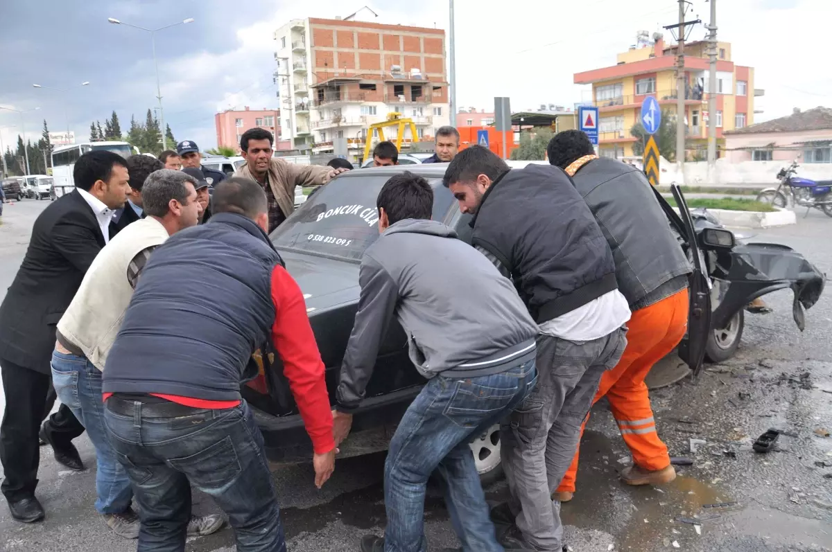 Kavşakta Otomobille Kamyon Çarpıştı: 3 Yaralı