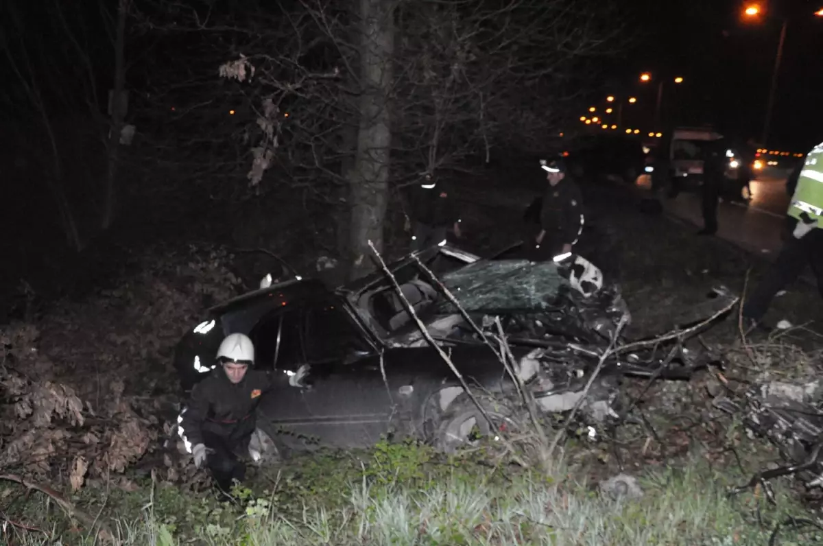 Otomobille Emniyet Şeridinden Geçmeye Çalıştı: 2 Ölü