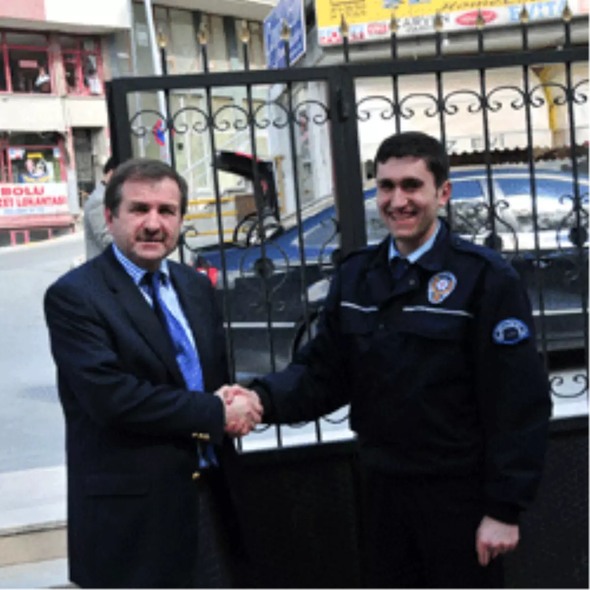 166. Kuruluş Yıldönümünde Bütün Polislere Çiçek Takdim Edildi

