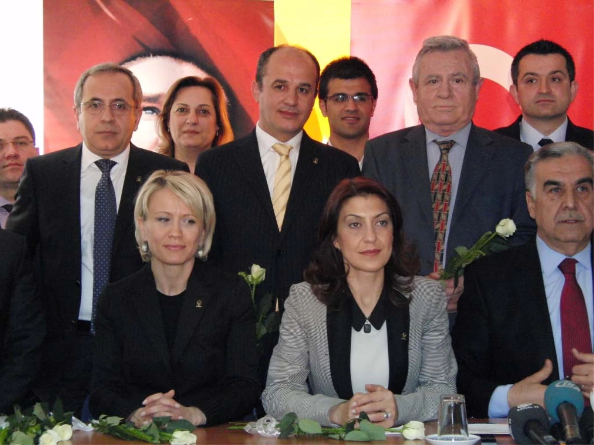 Ak Parti, İzmir Adaylarını Tanıttı