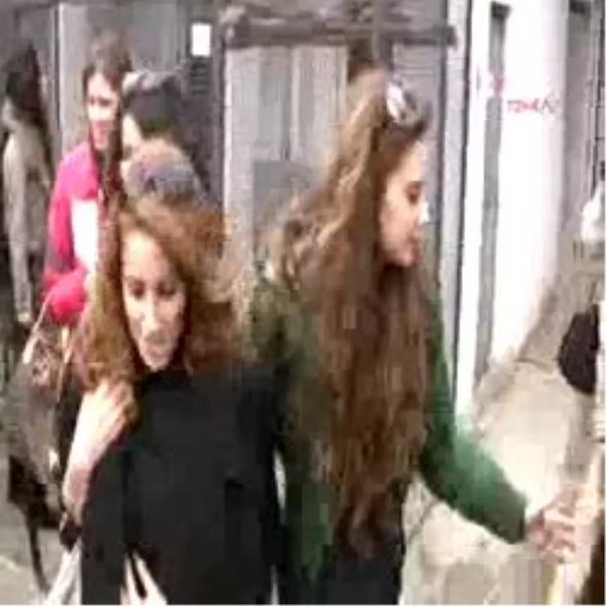 Bu Güzeller Nereye Bakıyor?