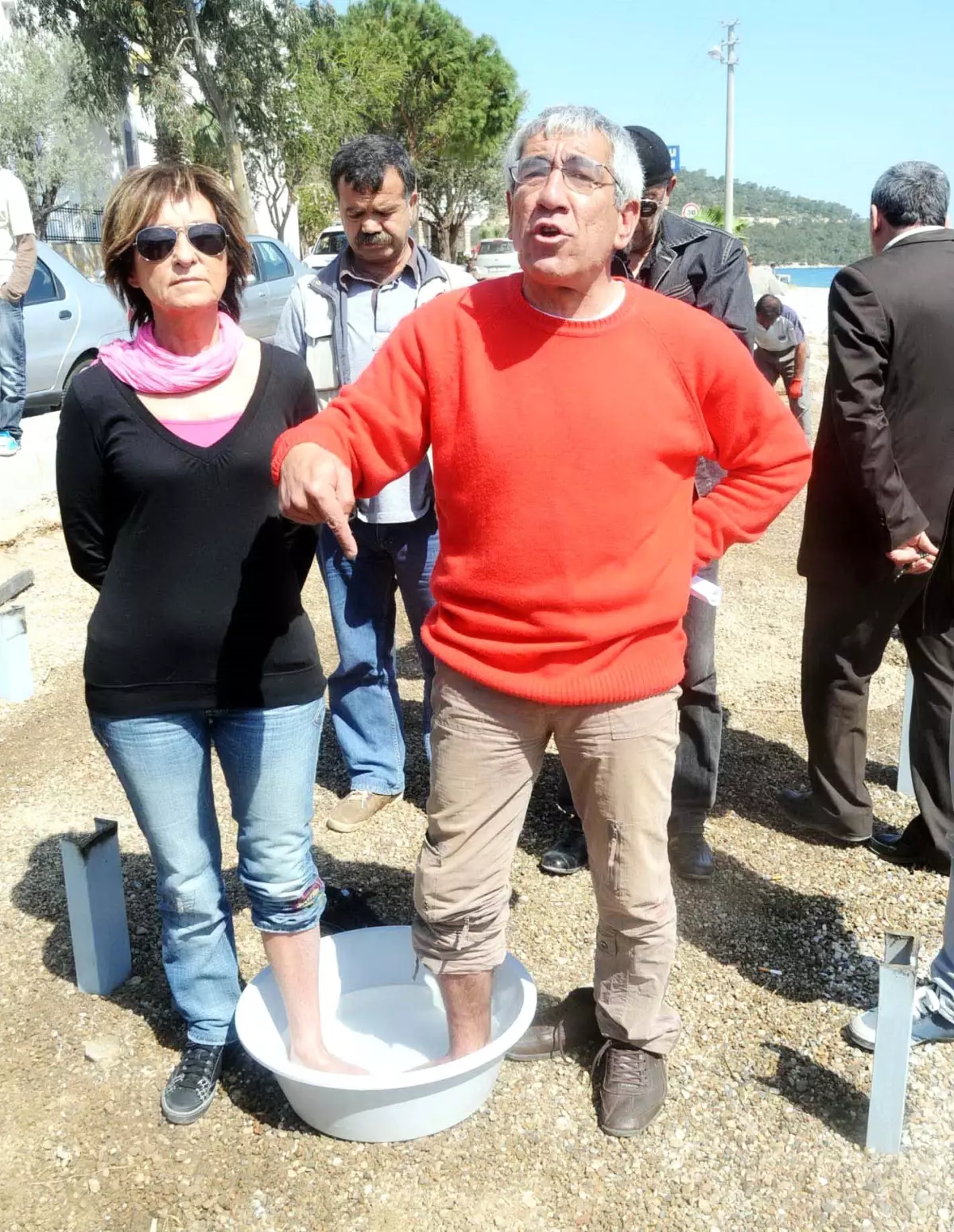 Halk Plajında Leğenli Protesto