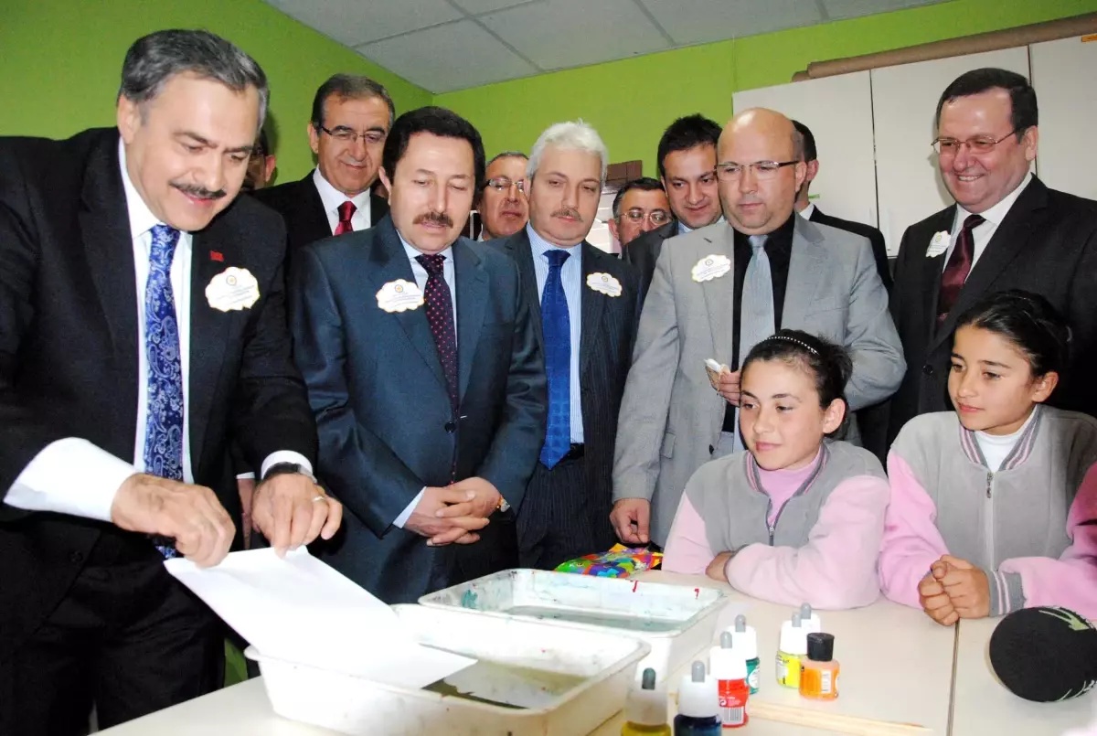 Minikler, Bakan Eroğlu\'ndan İmza Almak İçin Yarıştı