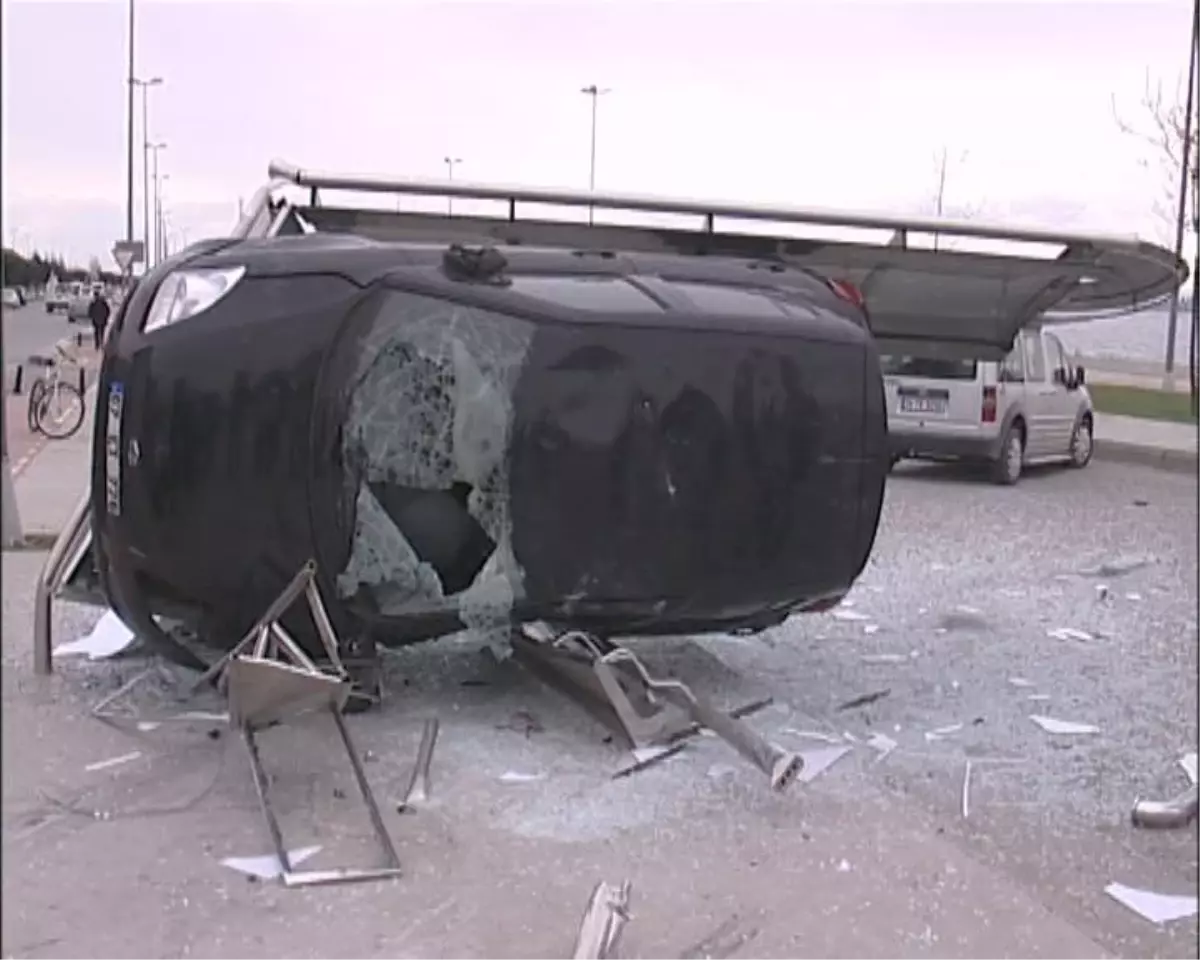 Otomobil Durağa Uçtu: 1\'i Ağır 2 Yaralı