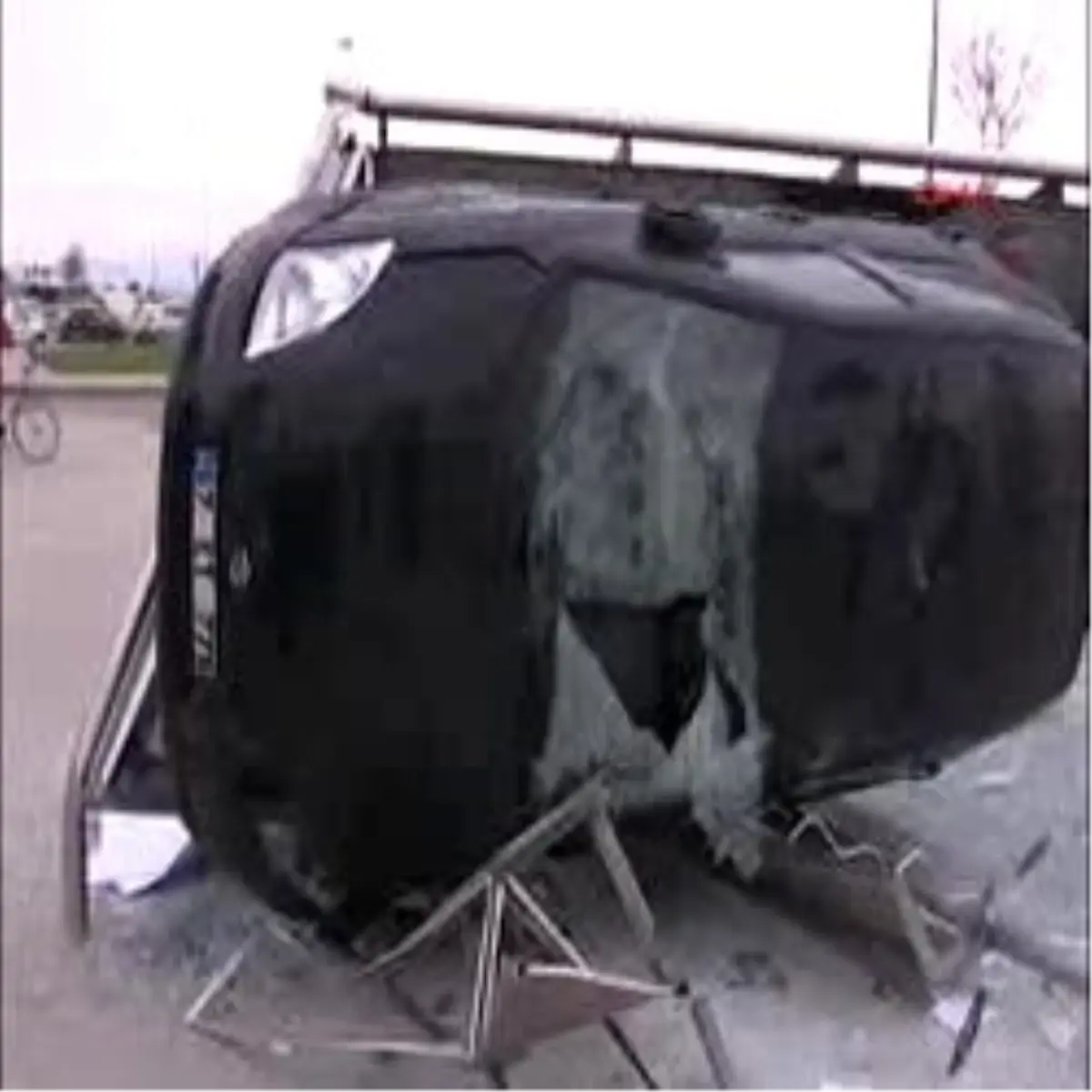 Havalanan Otomobil Durağa İndi