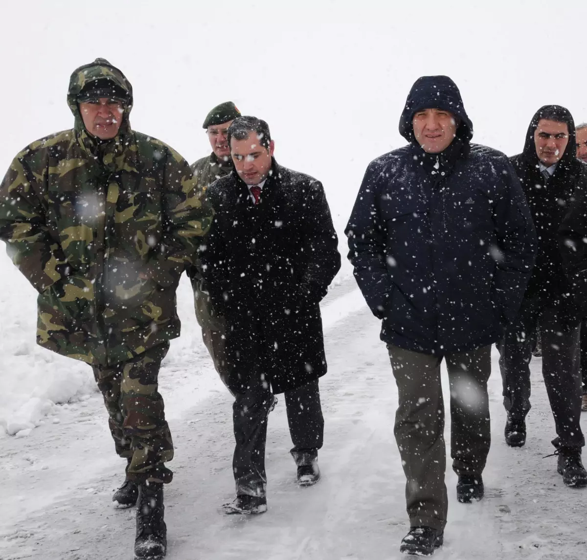 Ovit\'te Çığ Riski Nedeniyle Yol Açma Çalışması Durduruldu