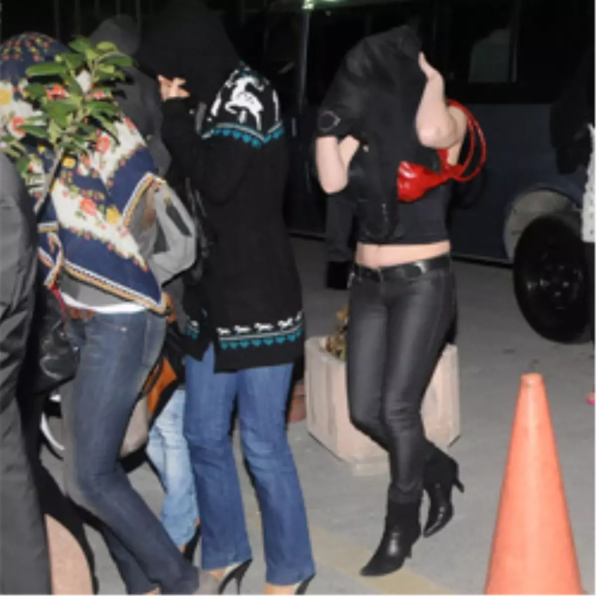 Apaçi Dansı Parolalı Fuhuş Baskını