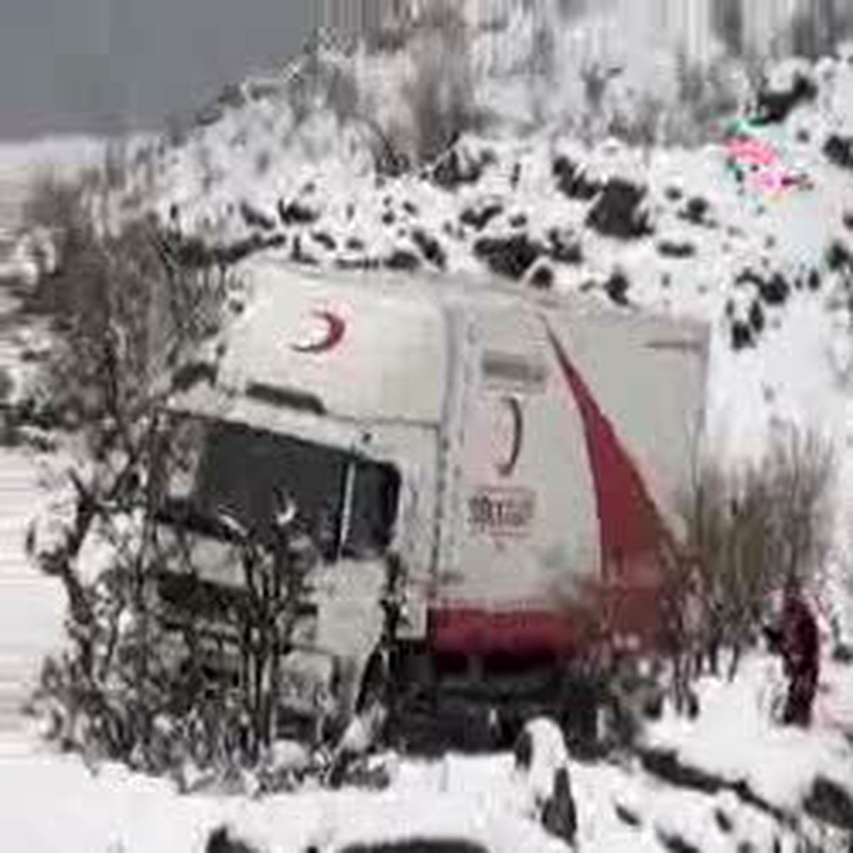 Şirvan'da Heyelanda 15 Ev Hasar Gördü, Dev Kayalar Halatlarla Bağlandı