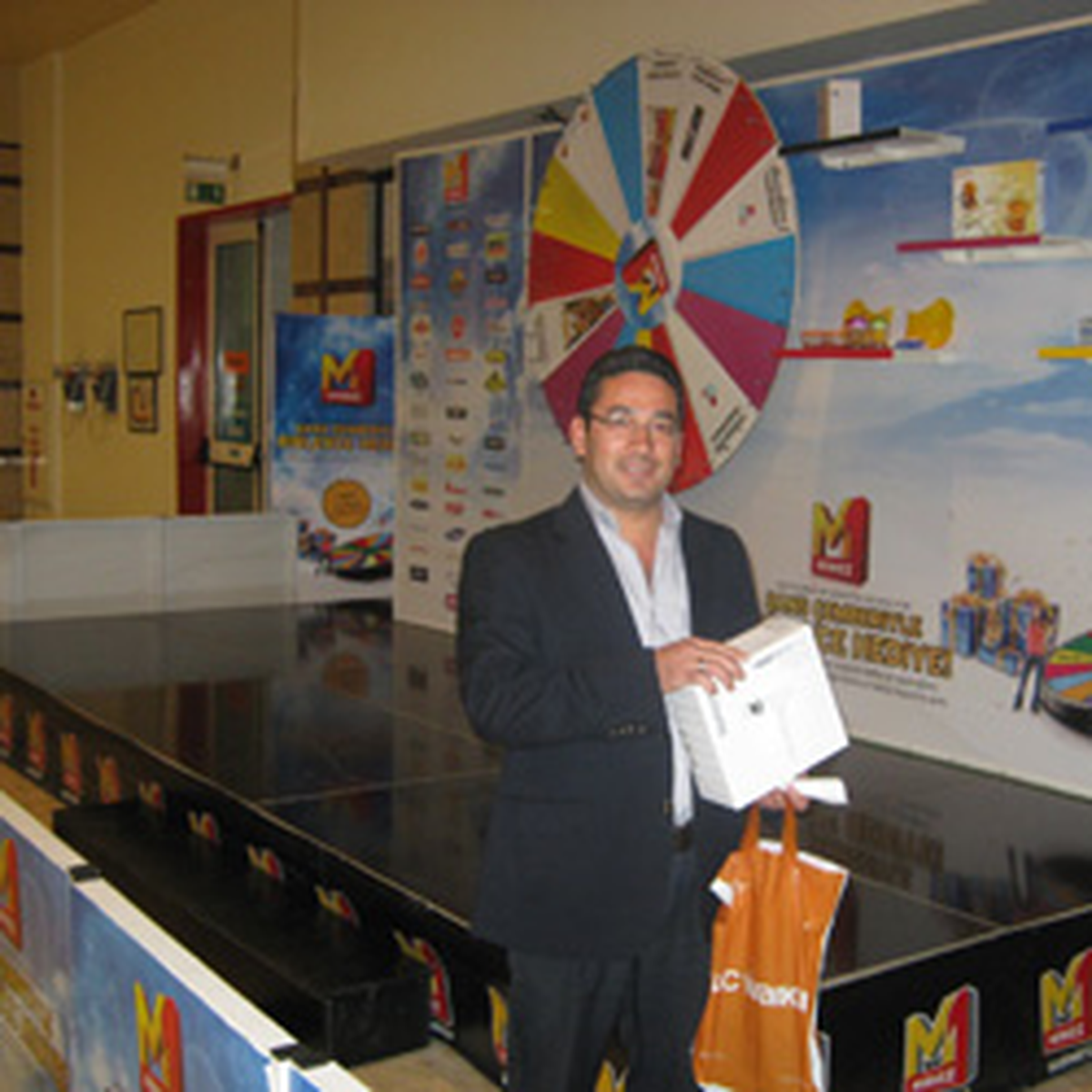 Homend Şans Çemberi’nde Hediyeler Dağıttı