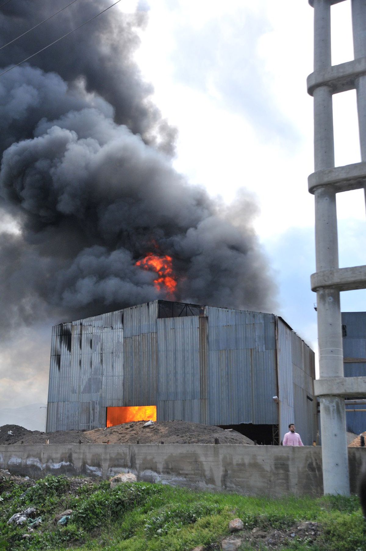 İnegöl'de Sunta Fabrikasında Yangın