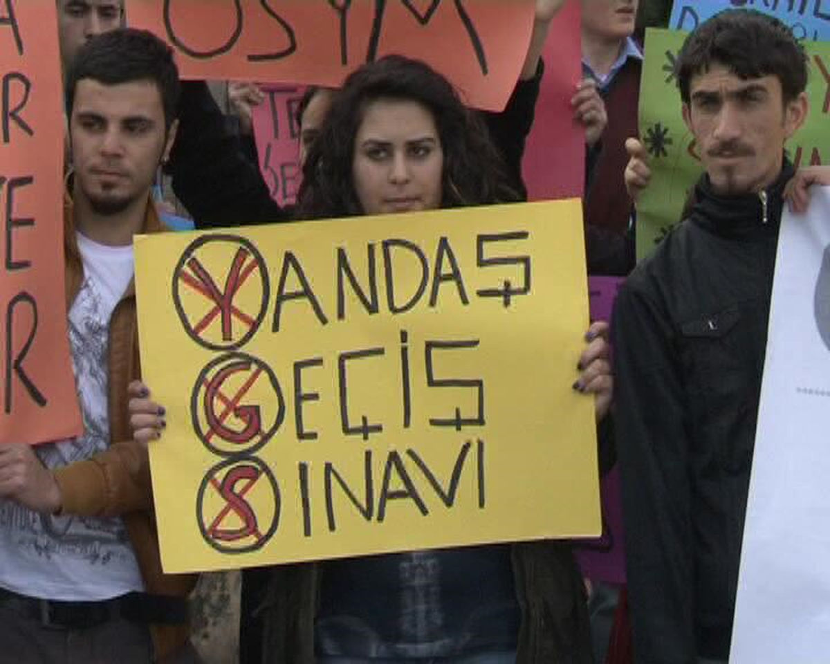 Lise Kapısına 'YGS Protestosuna Gitme' Kilidi