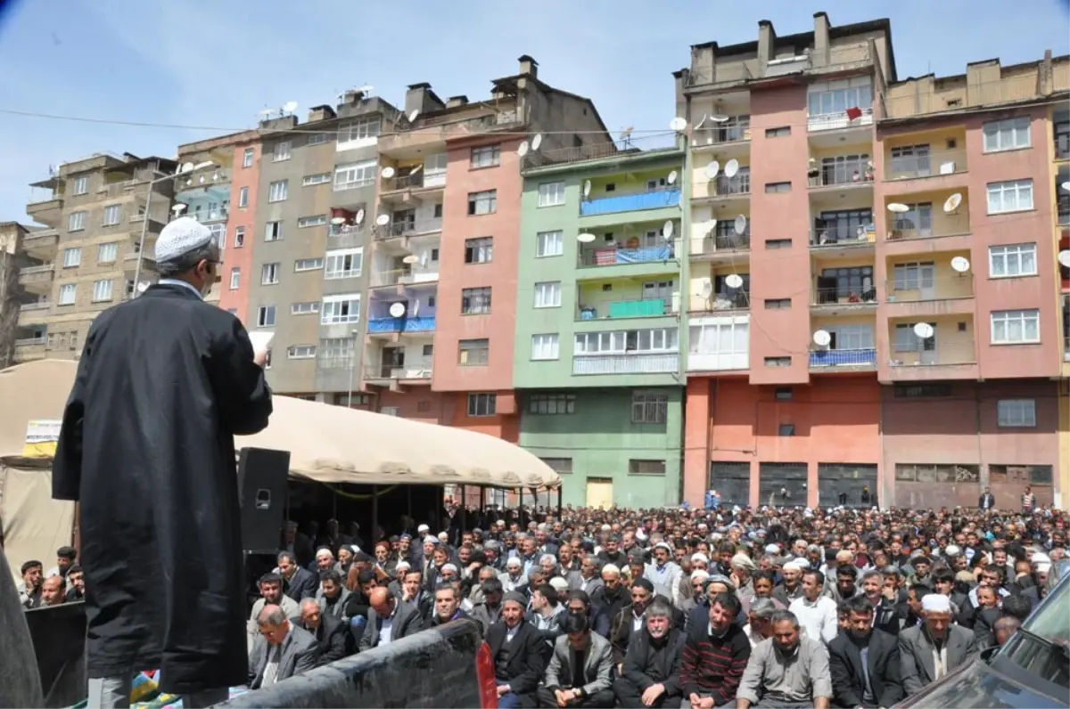 Van ve Hakkari\'de Cuma Namazı Yine Dışarda Kılındı