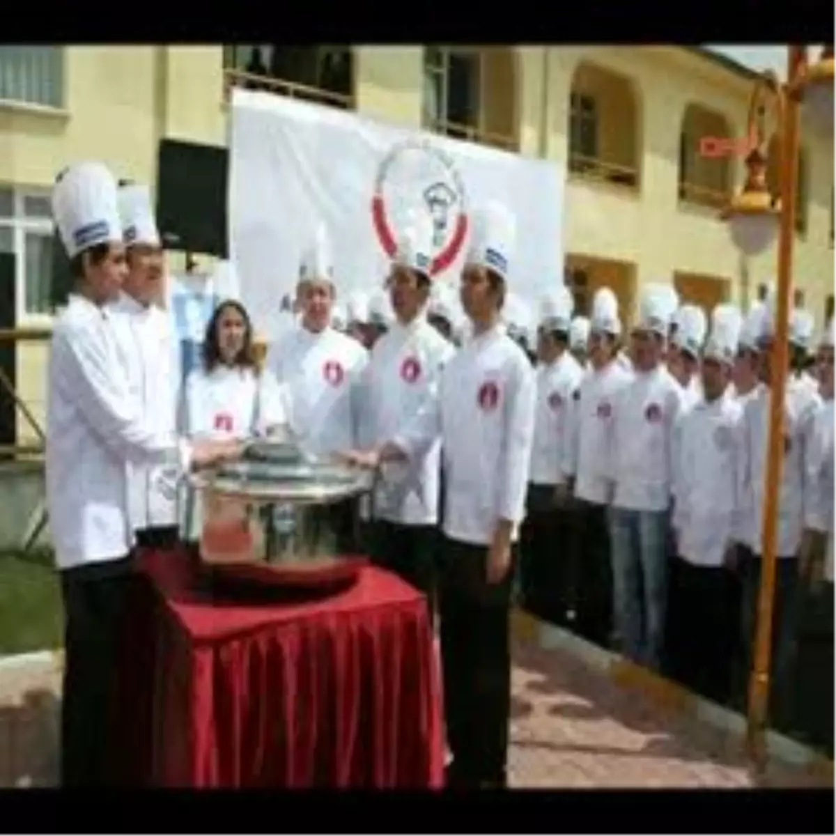 Genç Aşçılar Tencerenin Üzerine El Koyup Ant İçti