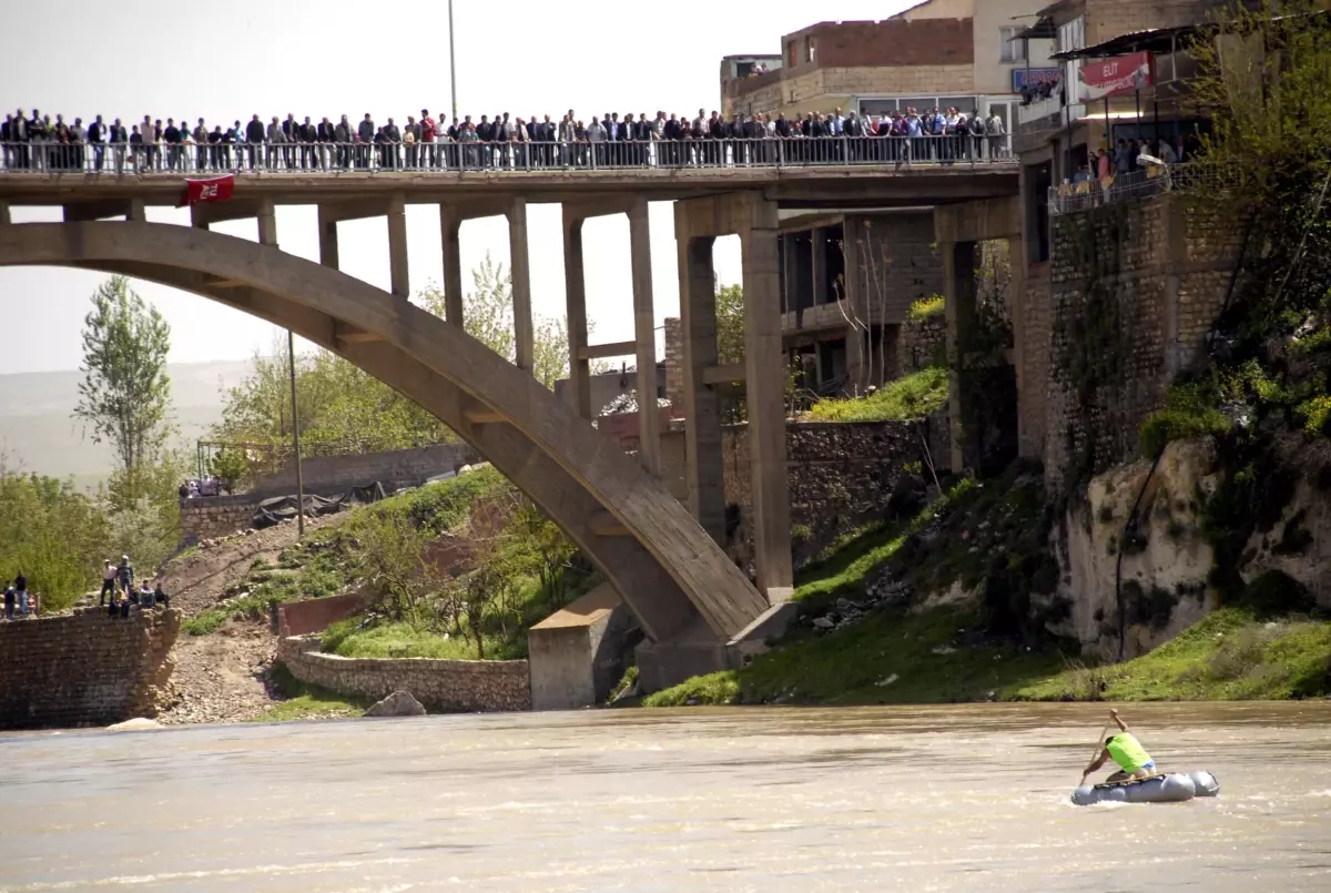 Hasankeyf\'te Kelek Yarışı