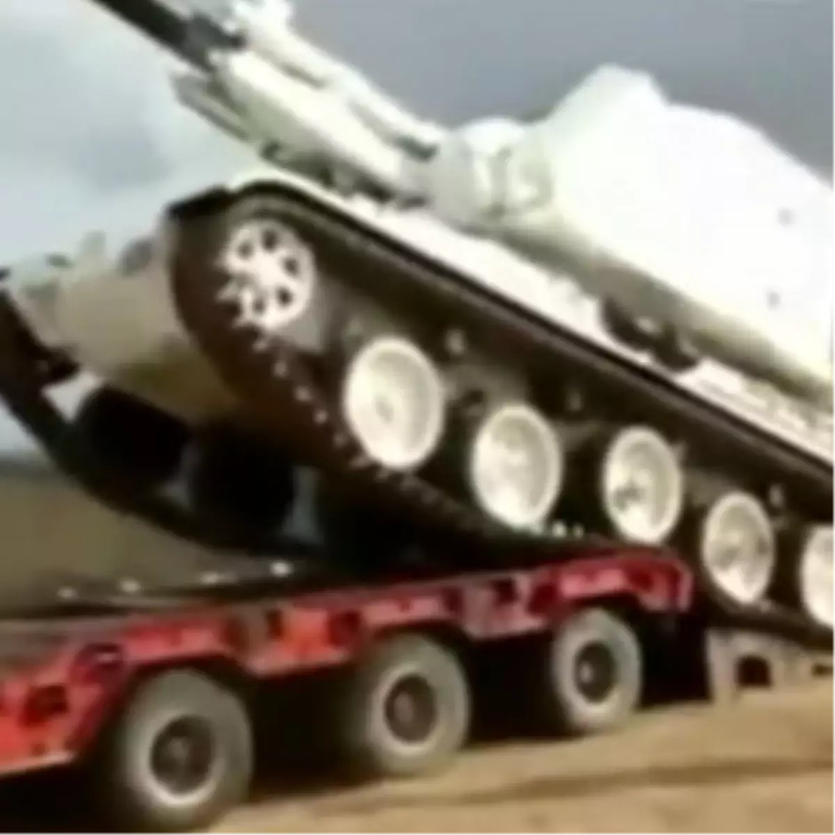 Acemi Asker Tankı Devirdi / Video
