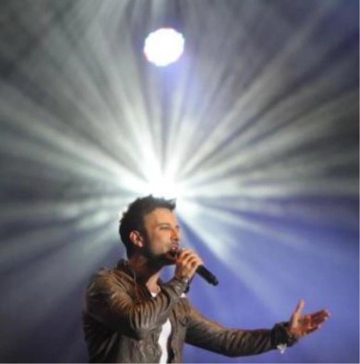 Tarkan, Adını Paris\'in Kalbine Yazdı