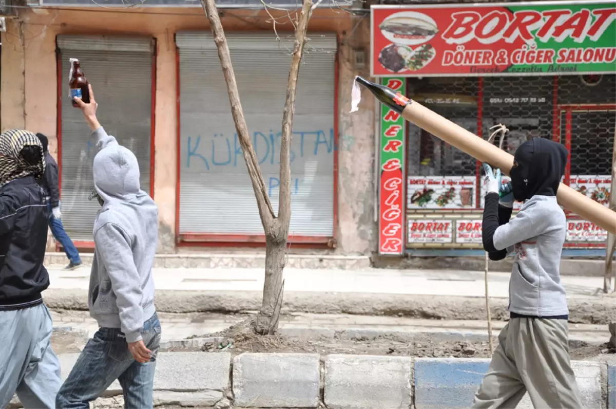 Yüksekova\'da Görevden Alınan Başkan İçin Eylem