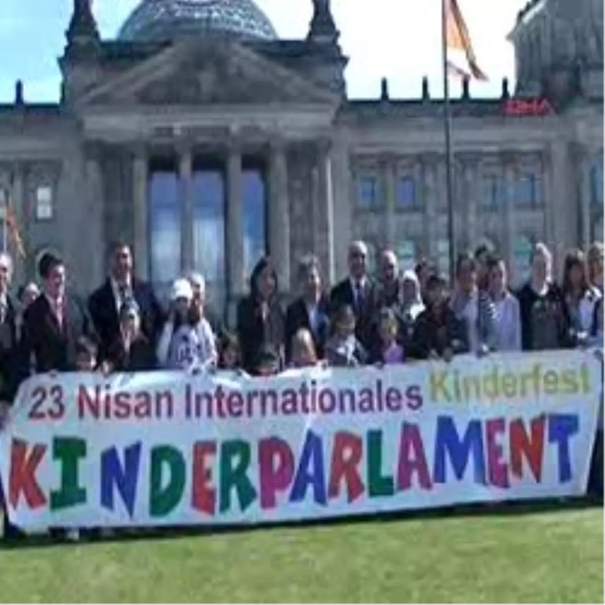 Berlin\'de 23 Nisan Çocuk Parlamentosu, Federal Meclisi Ziyaret Etti