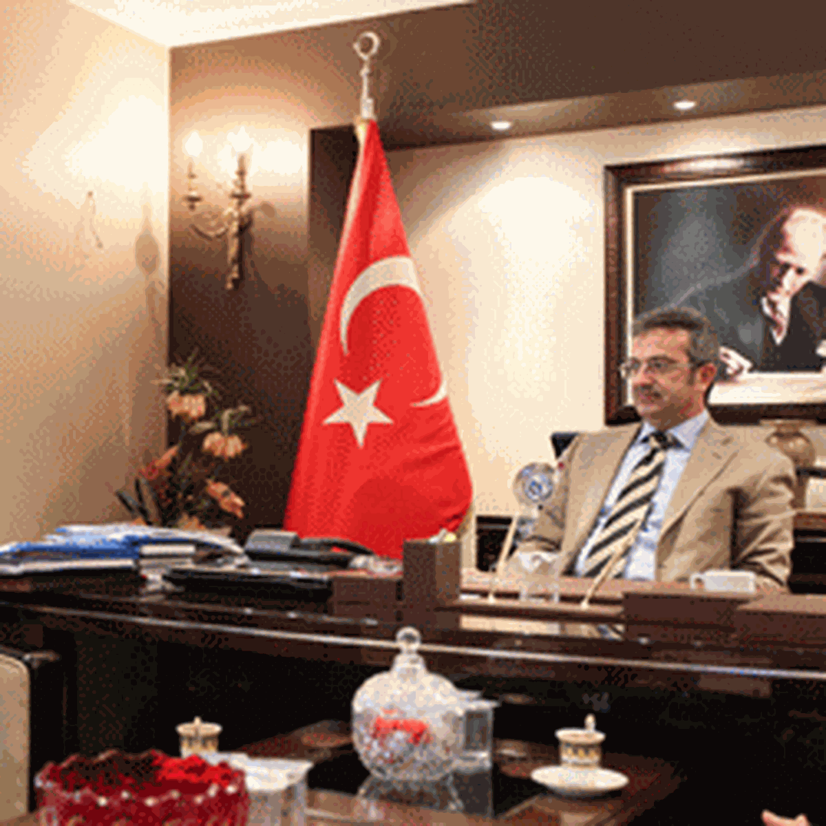 İşadamı Tuncay Özilhan Köşker’in makamında