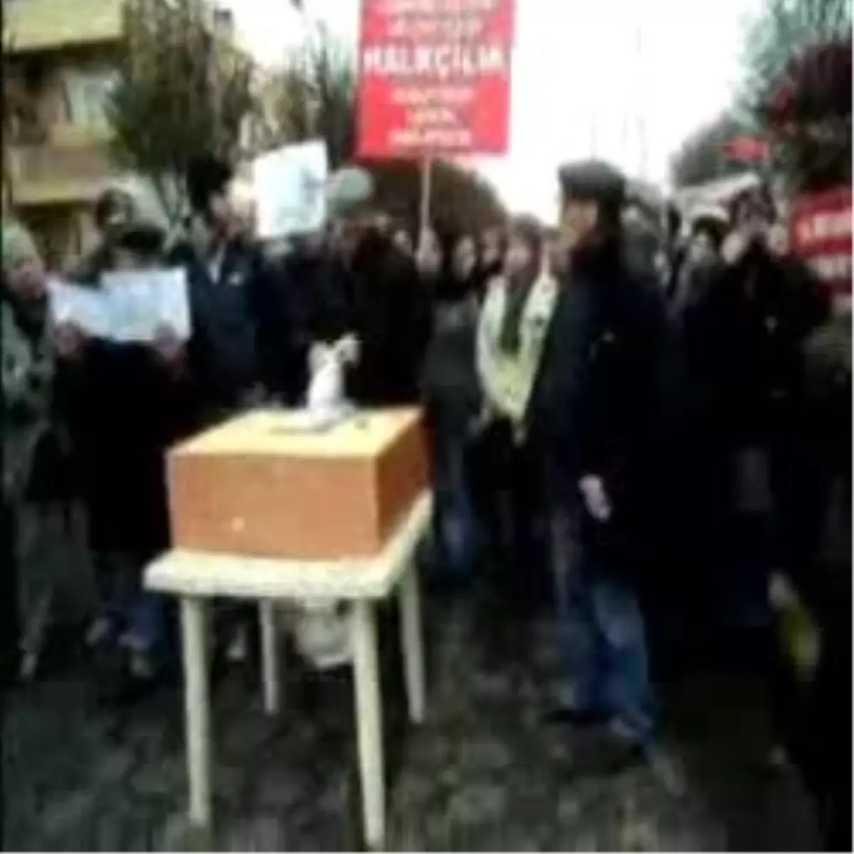 Arızlı\'da Bir Depremzede Kendini Yaktı