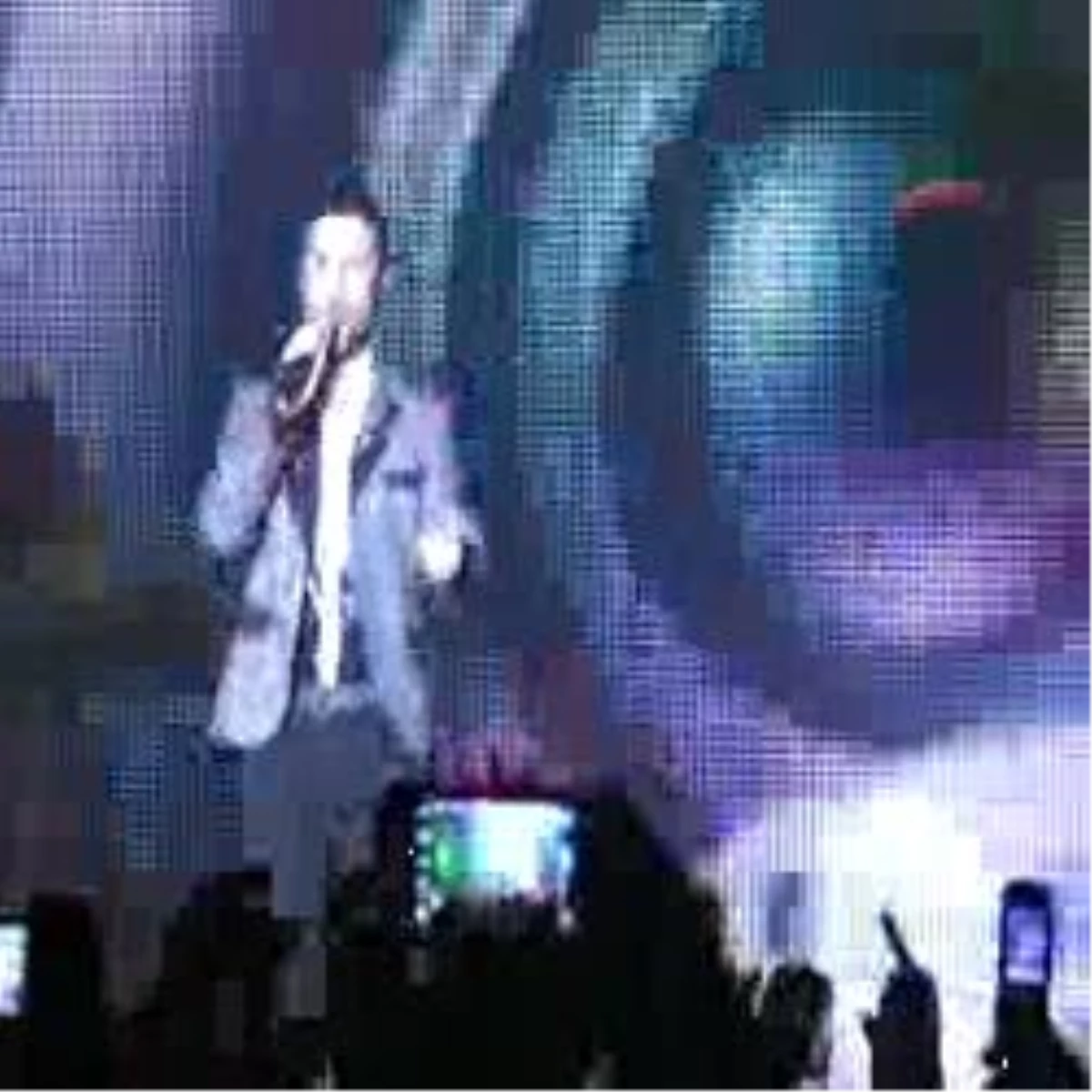 Tarkan Adını Paris\'in Kalbine Yazdı