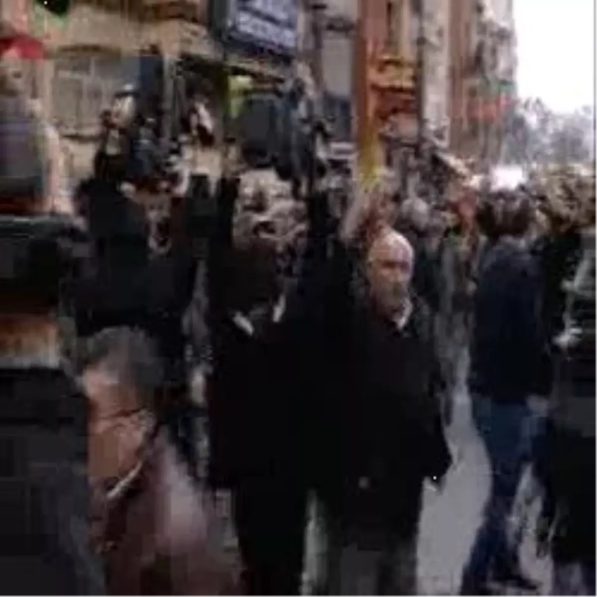 1"Veto" Yürüyüşünde Molotof ve Taş Yağmuru