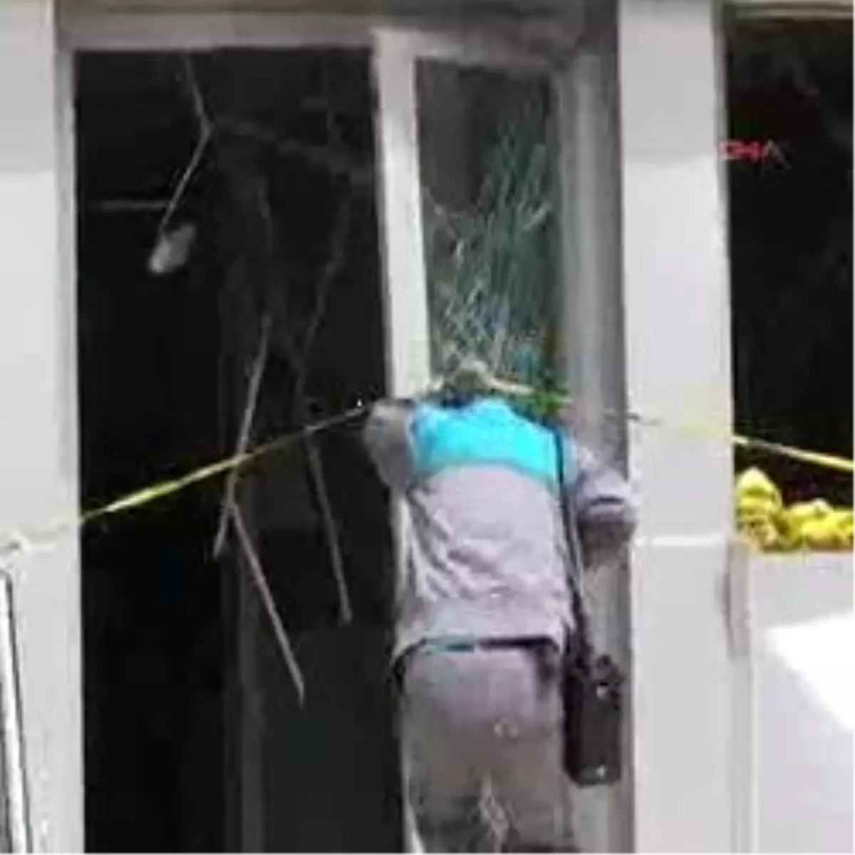 Canlarını Kurtarmak İçin Camlardan Atladılar