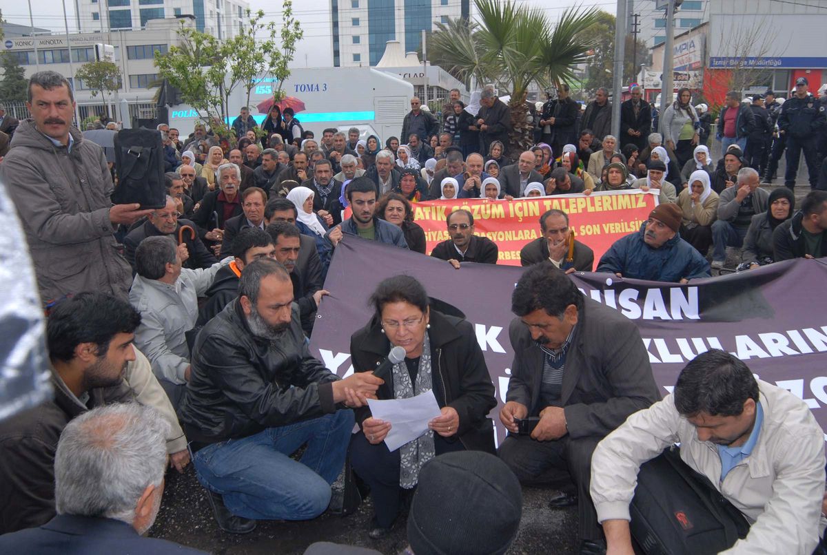 İzmir'de KCK Tutuklamalarına Protesto