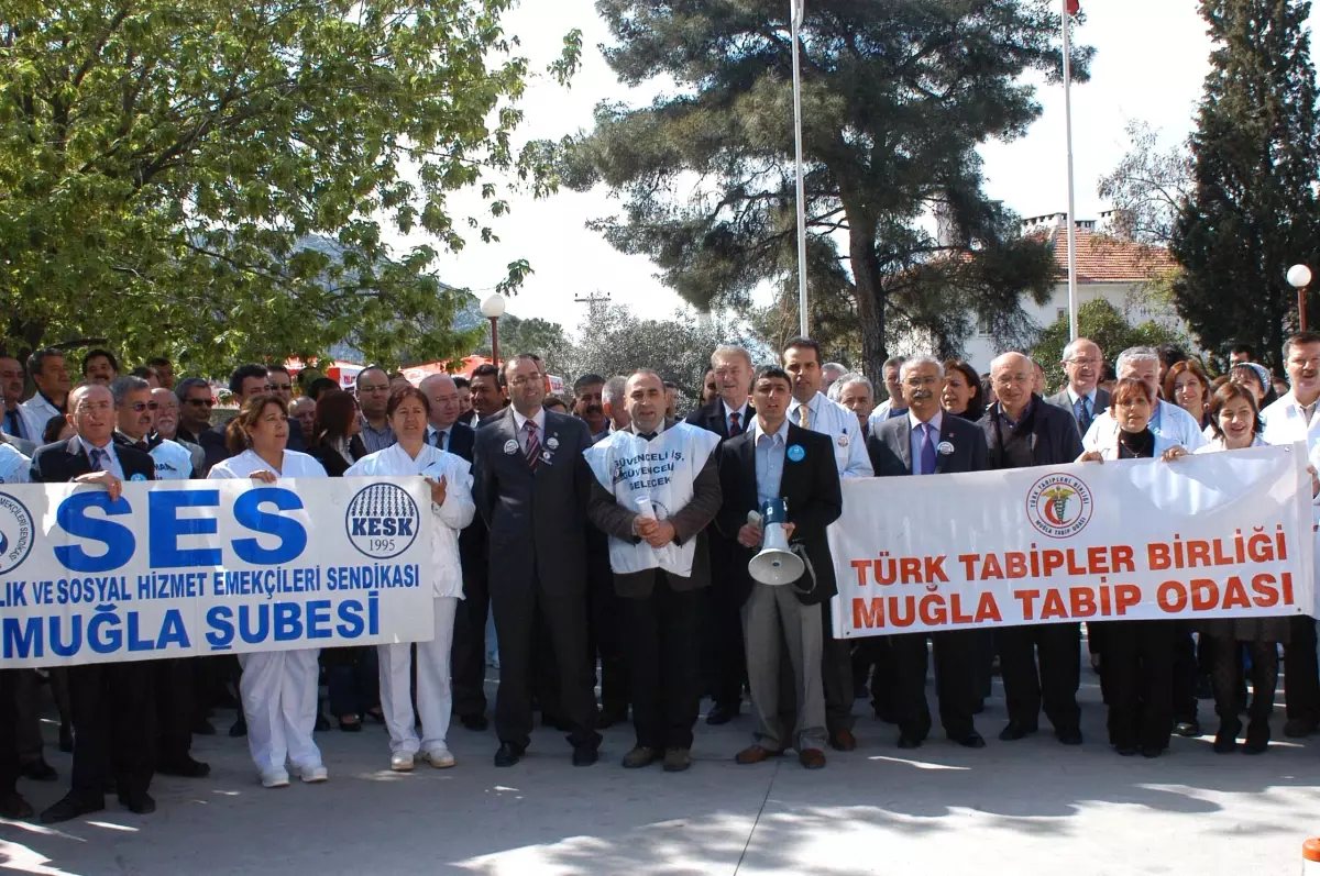 Muğla\'da Sağlık Çalışanları İş Bıraktı