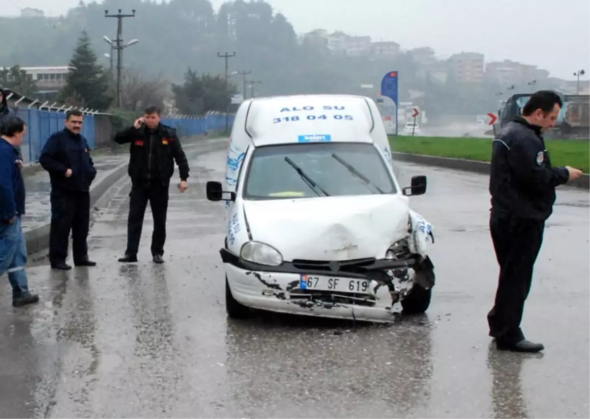 Hafif Ticari Araç Tır\'a Çarptı: 1 Yaralı