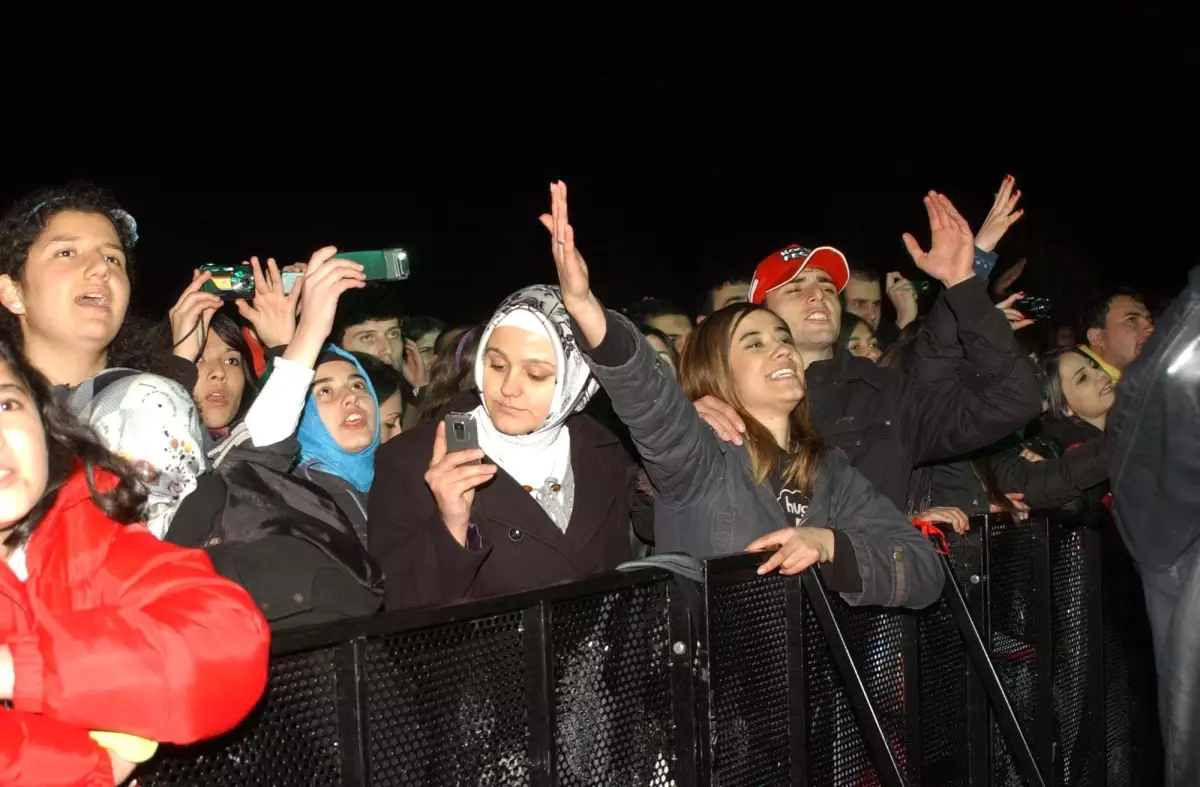 Koç Fest\'te Emre Aydın Coşkusu