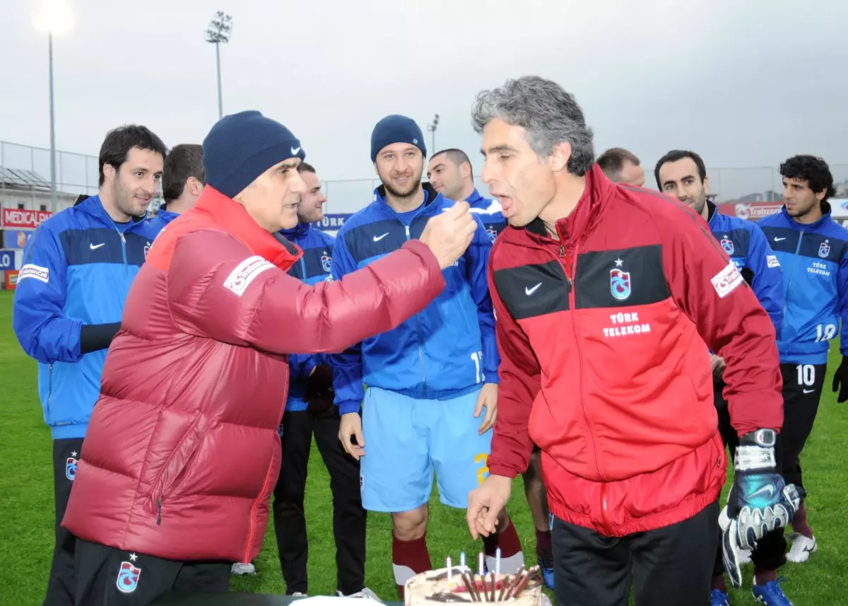 Trabzonspor Kaleci Antrenörü Boğuşlu\'ya Doğum Günü Partisi