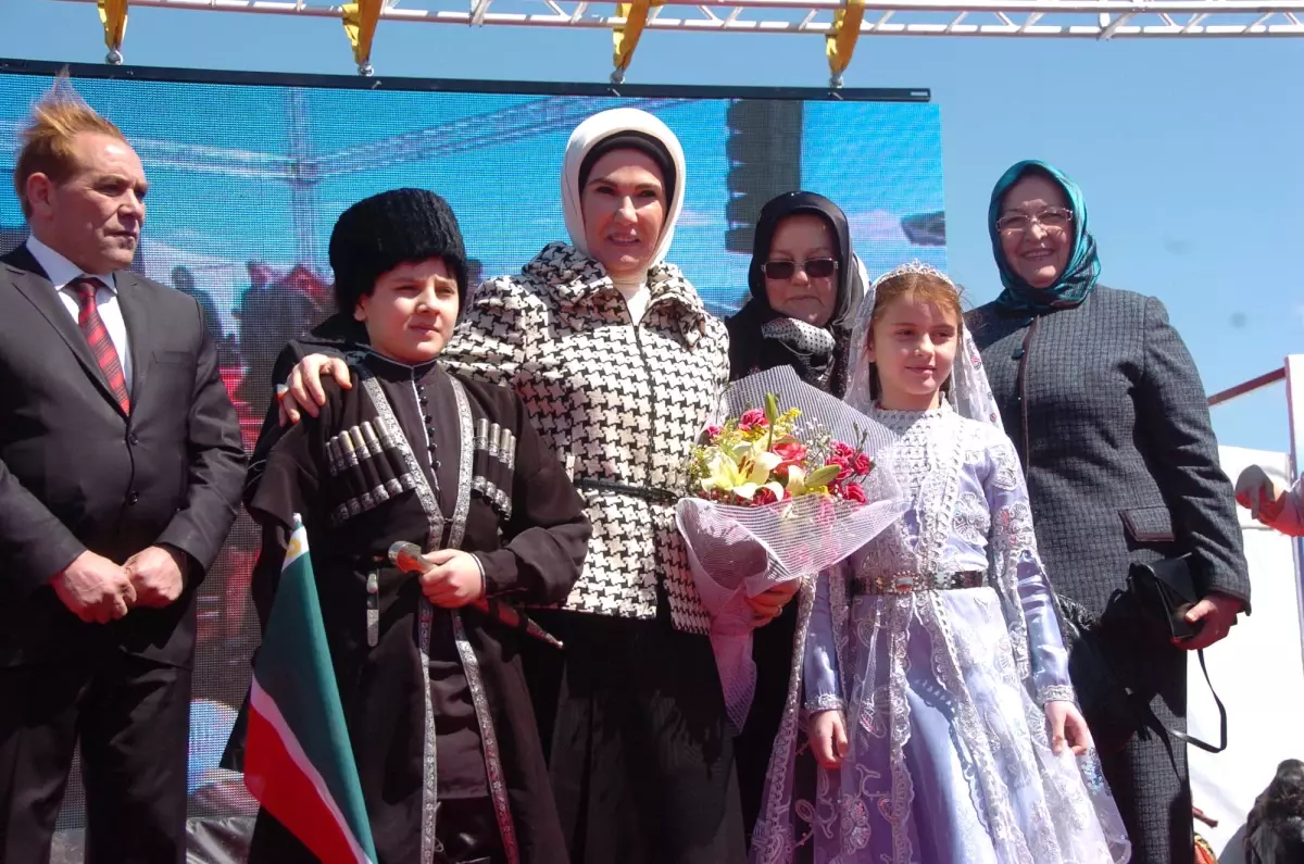 \'41 Ülkeden Bin Çocuk\' İzmit\'te Emine Erdoğan ile Buluştu