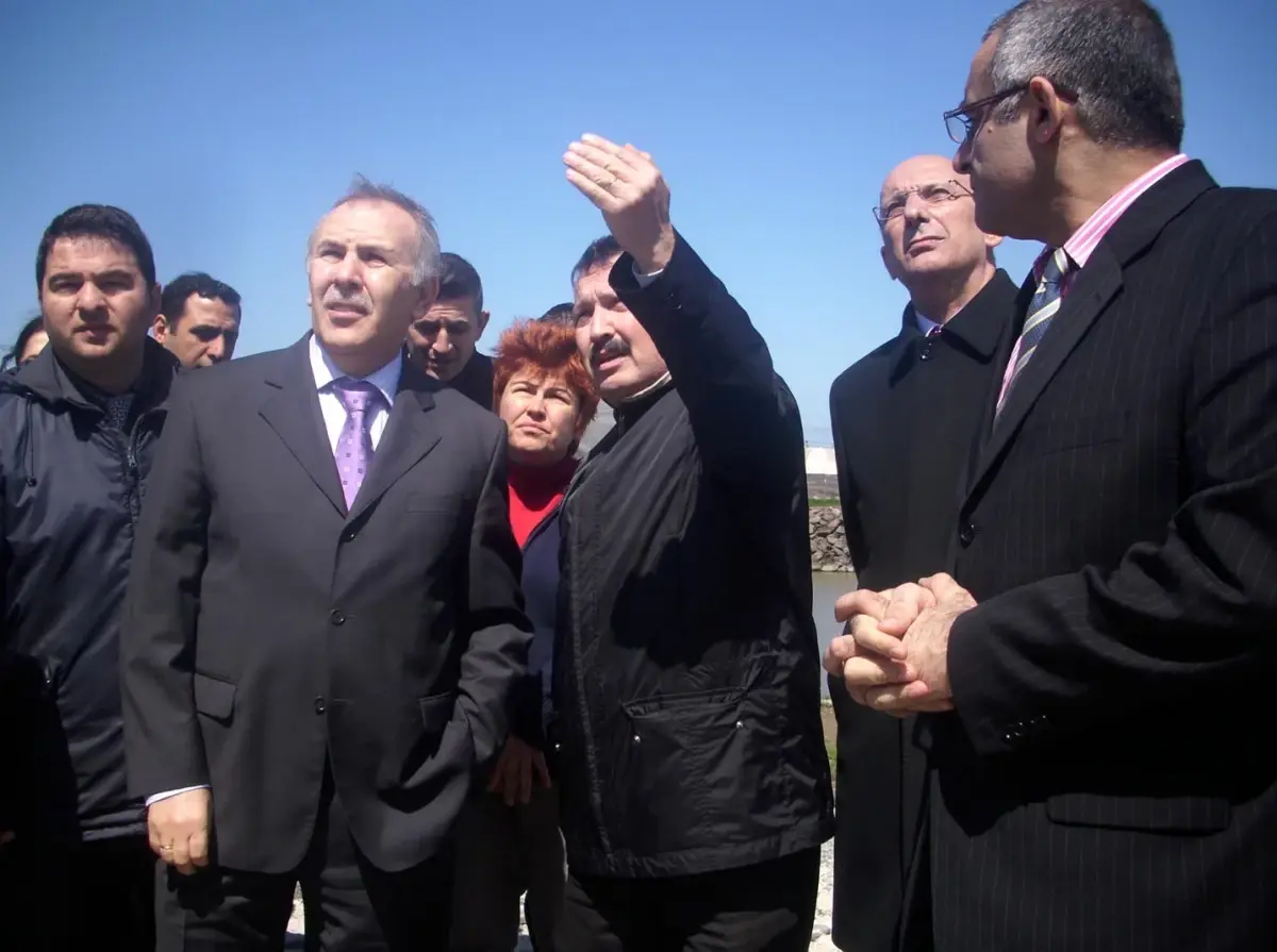 Heyelanda Apartmana Giren Kayalar 1 Kişiyi Yaraladı