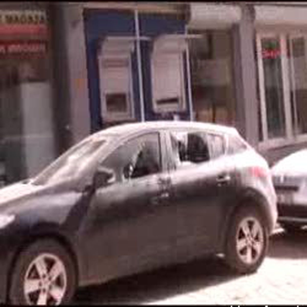 Şırnak\'ta Banka Şubesini Taşladılar