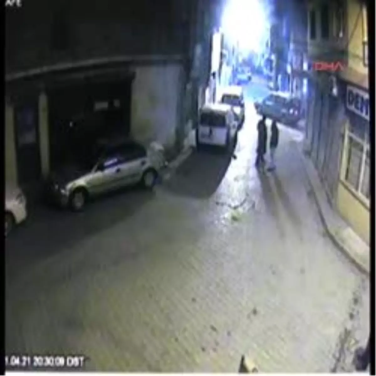 Kilise Baskınında Papa, Kıl Payı Kurtulmuş