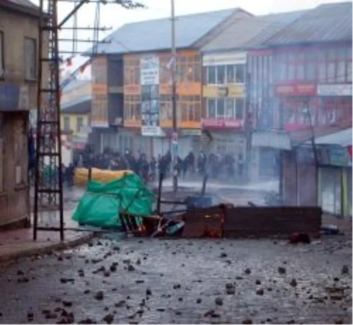 Diyarbakır Valiliği: Güvenlik Güçlerini Engellemek İçin Yollara Kum ve Taş Dökülmüş